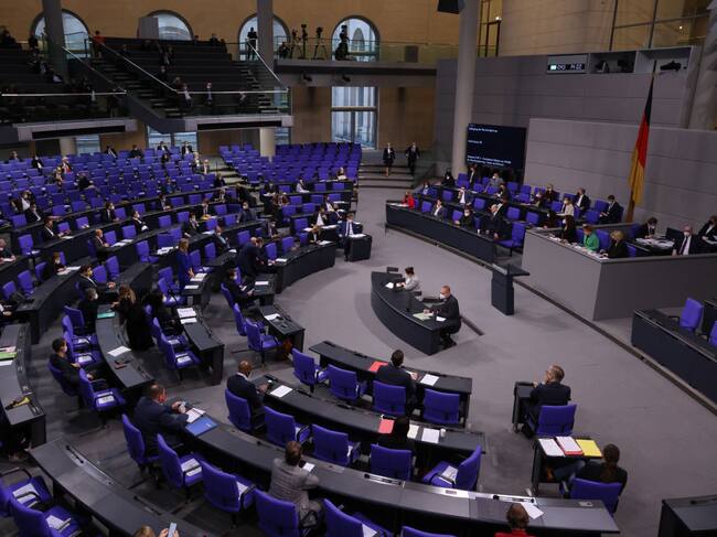 El canciller alemán Olaf Scholz habla ante el Bundestag en Berlín