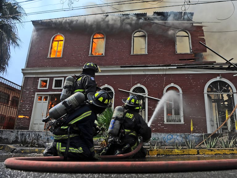 Tuvo amago de incendio el día anterior: evalúan querella por posible intencionalidad en siniestro de la iglesia San Antonio de Padua en Iquique