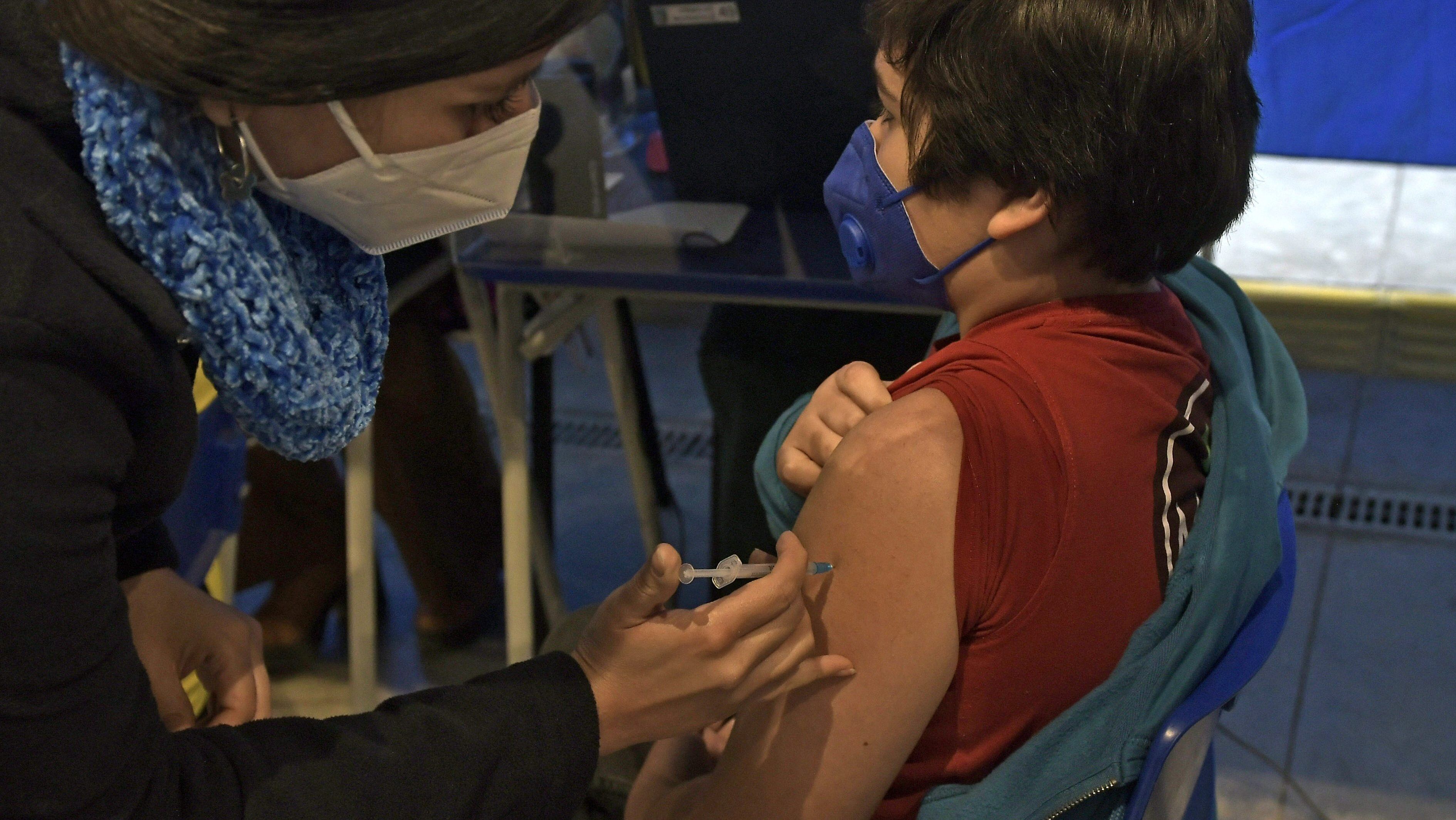 22 de Junio de 2021 / IQUIQUEPrimeros adolescentes de entre 12 y 17 años (con comorbilidades específicas) fueron inoculados con dosis para Covid-19, en el vacunatorio instalado en el estadio Tierra de Campeones.
FOTO: CRISTIAN VIVERO BOORNES/AGENCIAUNO