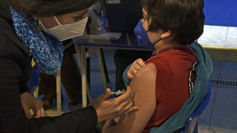 22 de Junio de 2021 / IQUIQUEPrimeros adolescentes de entre 12 y 17 años (con comorbilidades específicas) fueron inoculados con dosis para Covid-19, en el vacunatorio instalado en el estadio Tierra de Campeones.
FOTO: CRISTIAN VIVERO BOORNES/AGENCIAUNO