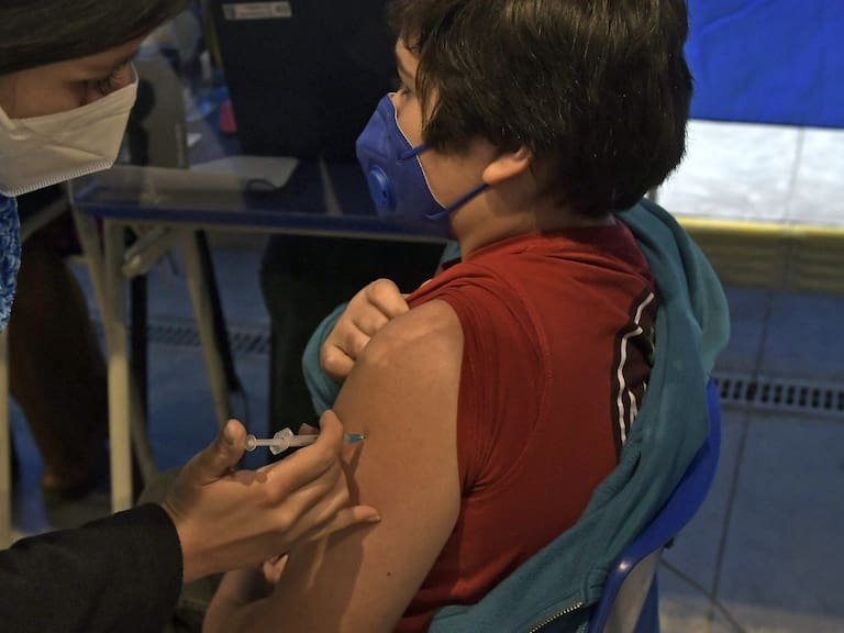 22 de Junio de 2021 / IQUIQUEPrimeros adolescentes de entre 12 y 17 años (con comorbilidades específicas) fueron inoculados con dosis para Covid-19, en el vacunatorio instalado en el estadio Tierra de Campeones.
FOTO: CRISTIAN VIVERO BOORNES/AGENCIAUNO