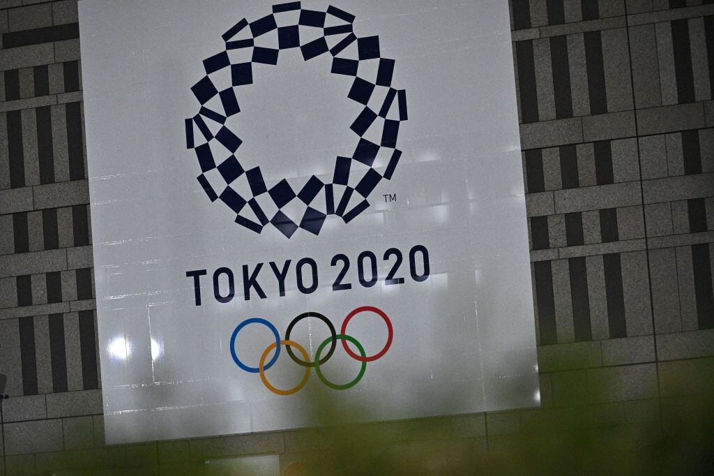 El logo de Tokio 2020 en un edificio de Japón