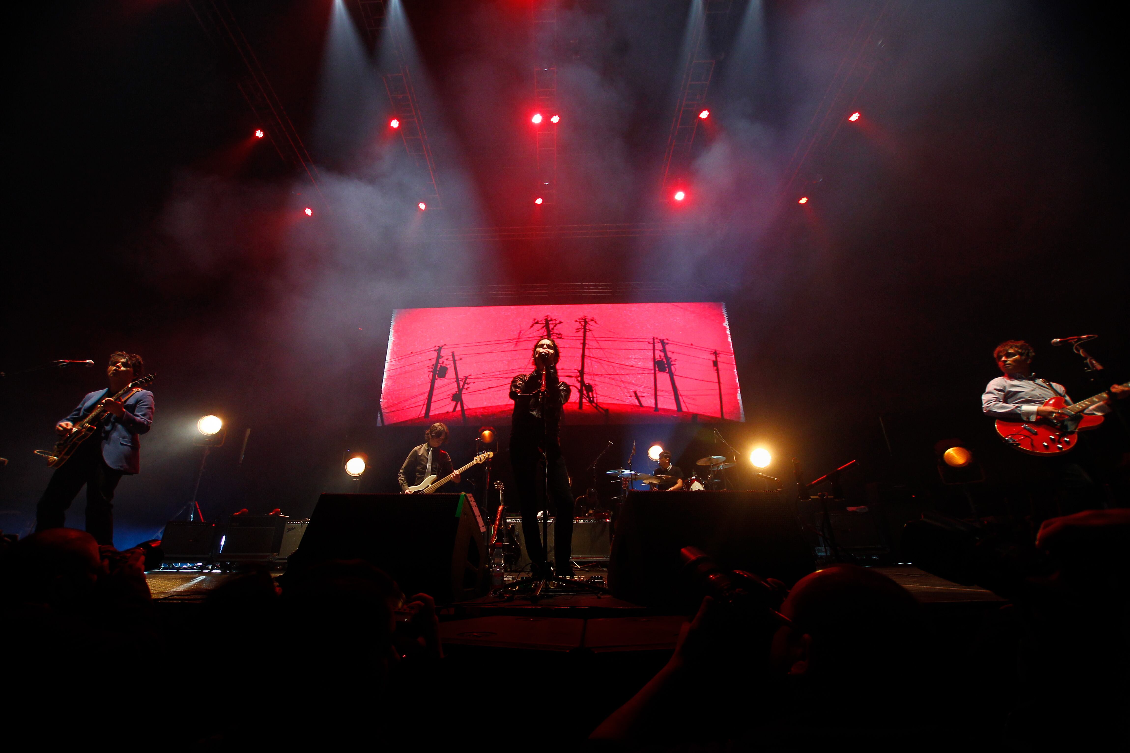 02 de AGOSTO DE 2013/SANTIAGOLa Banda Chilena Los Bunkers se presentaron esta noche en el Movistar Arena donde se les entrego el disco de oro y presentaron su nuevo disco "La Velocidad de la Luz"
FOTO:FRANCISCO LONGA /AGENCIAUNO.