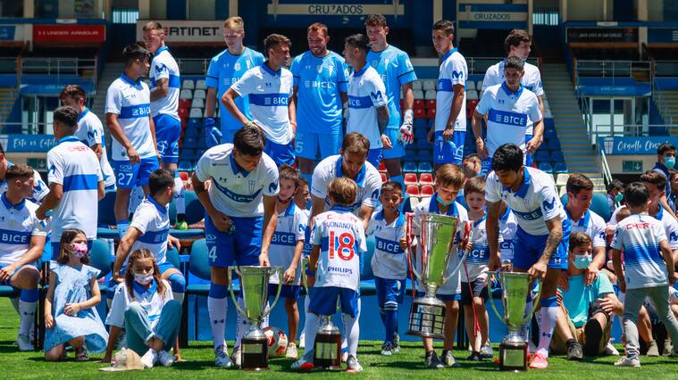 Domingo 05 de diciembre 2021, Santiago
Jugadores y cuerpo técnico de Universidad Católica tetracampeon del torneo nacional de futbol llevan a cabo la foto oficial del club en el estadio San Carlos de Apoquindo
Foto: Juan Farias / Agenciauno.