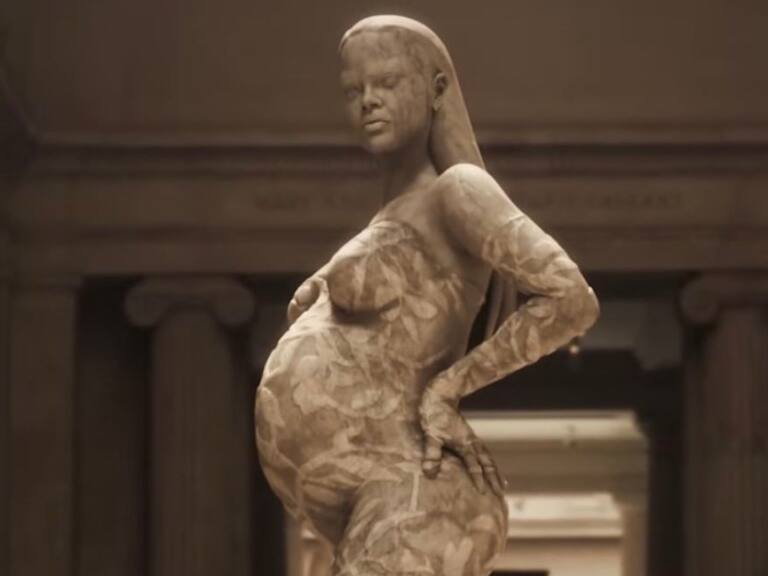 Museo del MET honra a una embarazada Rihanna con estatua de mármol en Gala 2022