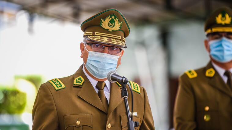 13 DE ENERO 2021 / TEMUCORealizan ascenso póstumo al ex Cabo Segundo Eugenio Naín, ahora Suboficial Mayor, tras fallecer por un impacto de bala en una emboscada en un procedimiento en el sector de Metrenco. En la imagen, el Director General de Carabineros, Ricardo Yáñez.
FOTO: ROCIO CUMINAO ROJAS / AGENCIAUNO