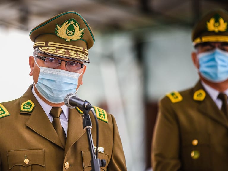 13 DE ENERO 2021 / TEMUCORealizan ascenso póstumo al ex Cabo Segundo Eugenio Naín, ahora Suboficial Mayor, tras fallecer por un impacto de bala en una emboscada en un procedimiento en el sector de Metrenco. En la imagen, el Director General de Carabineros, Ricardo Yáñez.
FOTO: ROCIO CUMINAO ROJAS / AGENCIAUNO