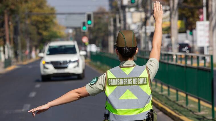 18 de Abril del 2021/SANTIAGOCarabineros realiza fiscalización de vehículos en la esquina de Irarrázaval con Pedro de Valdivia con el fin de verificar el uso de los permisos temporales durante la cuarentena en la región Metropolitana considerando el alto número de nuevos contagios de Covid-19 FOTO: DIEGO MARTIN /AGENCIAUNO