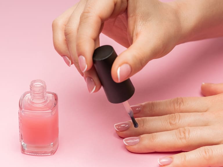 Sernac pone en la mira a marca de esmaltes de uñas: posibles riesgos en la fertilidad o desarrollo del feto
