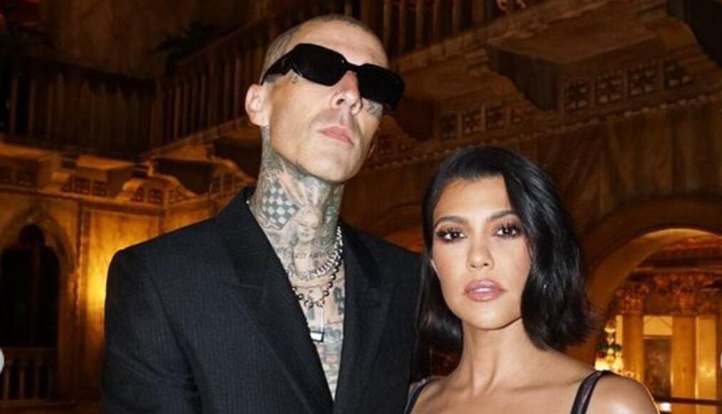 Kourtney Kardashian anunció su compromiso con Travis Barker con romántica postal