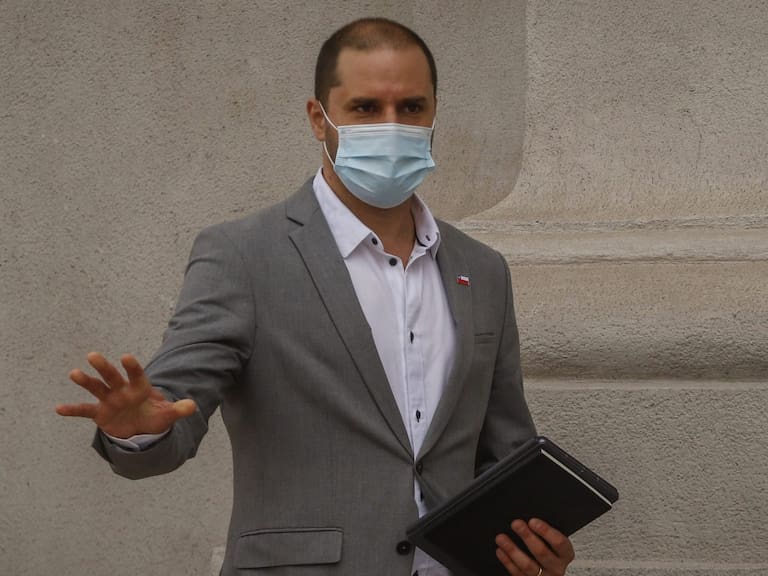 23 de noviembre del 2020/SANTIAGOEl ministro Secretario General de Gobierno, Jaime Bellolio, cruza dese el despacho del Presidente de la Republica, a su oficina tras sostener una reunión con él.
FOTO: SEBASTIAN BELTRAN GAETE/AGENCIAUNO