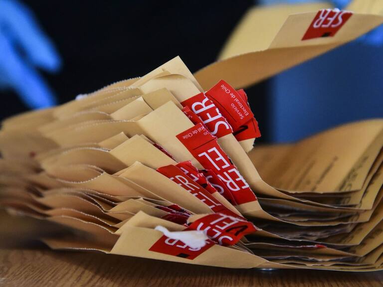 29 DE NOVIEMBRE DE 2020 / VALPARAISOVotos ya contados en el Liceo Eduardo de la Barra, durante conteo de votos de las elecciones de Primarias 2020.
FOTO: MIGUEL MOYA / AGENCIA UNO