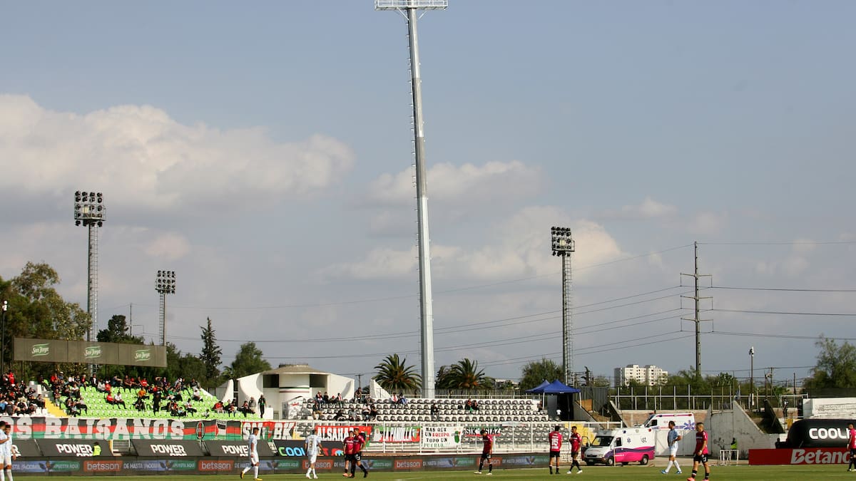 Histórico: Palestino ya dispone del funcionamiento de las luminarias del Municipal de La Cisterna