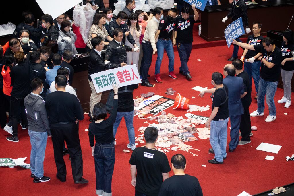 Legisladores lanzan restos de animales en el congreso taiwanés
