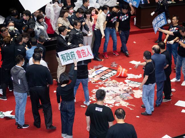 Legisladores lanzan restos de animales en el congreso taiwanés