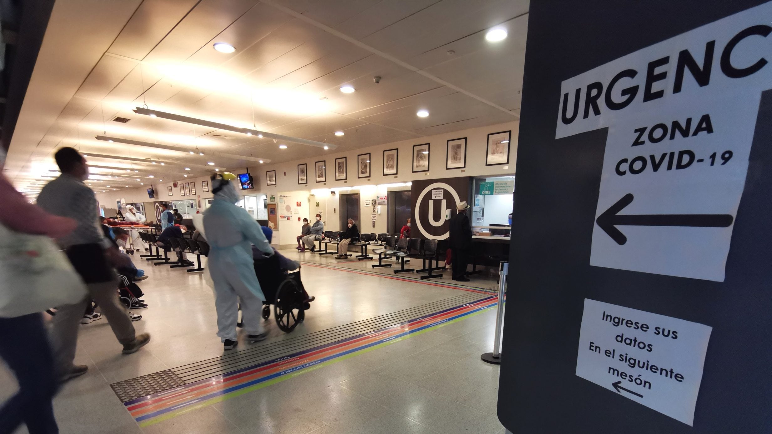 25 de Mayo de 2020/SANTIAGOPersonas esperan en la sala de espera de Urgencia por Covid-19 del Hospital El Carmen de Maipú. Esta tarde la doctora jefa intensivista indicó reveló que no cuenta con camas críticas disponibles ni ventiladores mecánicos
FOTO:MARIO DAVILA/AGENCIAUNO