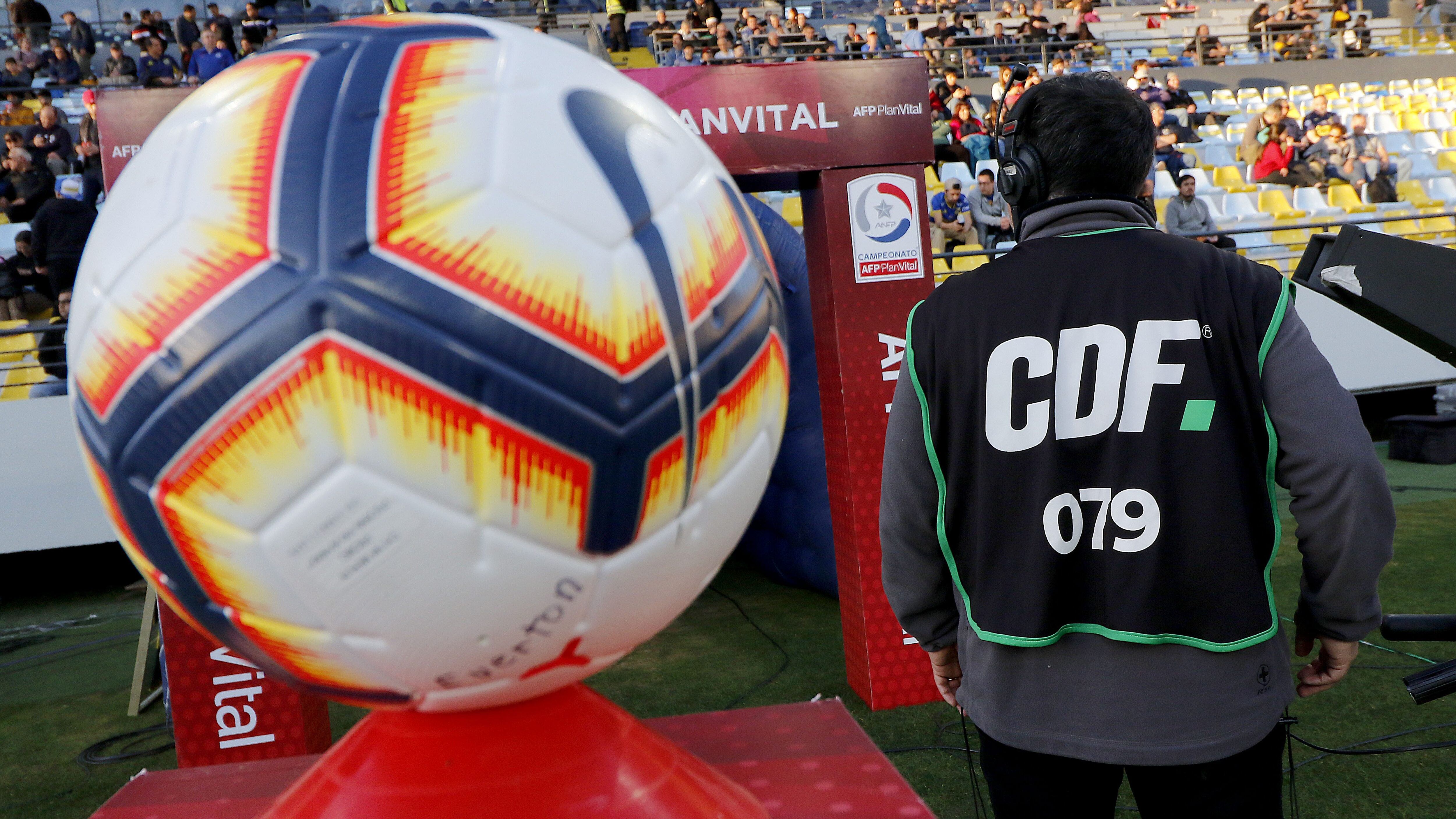 24 DE AGOSTO DE 2019/VIÑA DEL MARBalon del partido y un equipo del Canal del Futbol (CDF), durante el partido valido por la fecha 19 del Camponato Nacional AFP PlanVital 2019, entre Everton y Coquimbo Unido, disputado en el Estadio Sausalito.
FOTO: LEONARDO RUBILAR CHANDIA/AGENCIAUNO