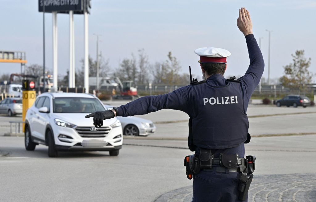 Policía austriaco realiza un control por las medidas sanitarias en Voesendorf