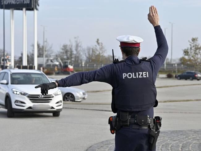 Policía austriaco realiza un control por las medidas sanitarias en Voesendorf