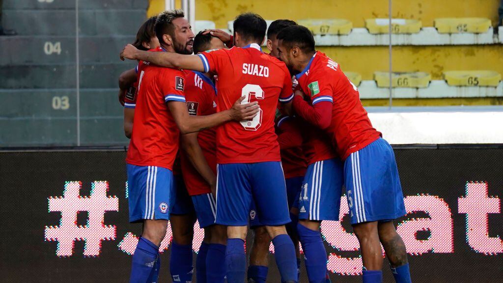 Chile superó la mala cancha del Hernando Siles y a Bolivia para seguir vivo en la ruta al Mundial de Qatar 2022