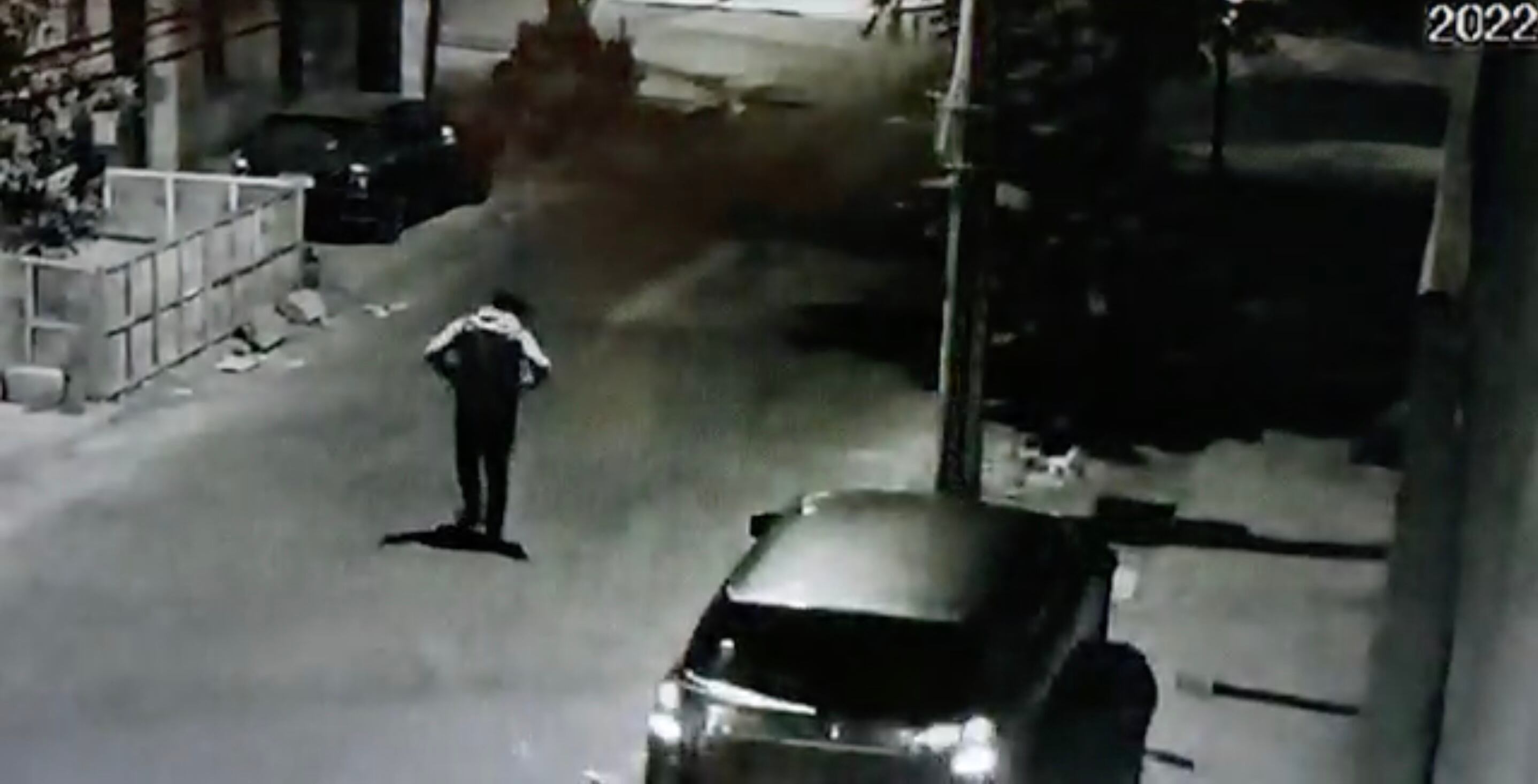 La evidencia de la cámara de seguridad que da cuenta del sospechoso del robo. Fuente: Carabineros