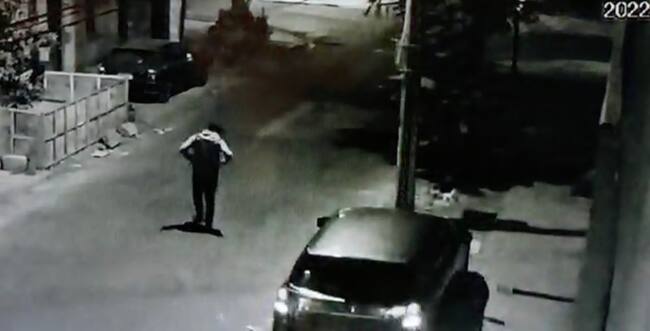 La evidencia de la cámara de seguridad que da cuenta del sospechoso del robo. Fuente: Carabineros