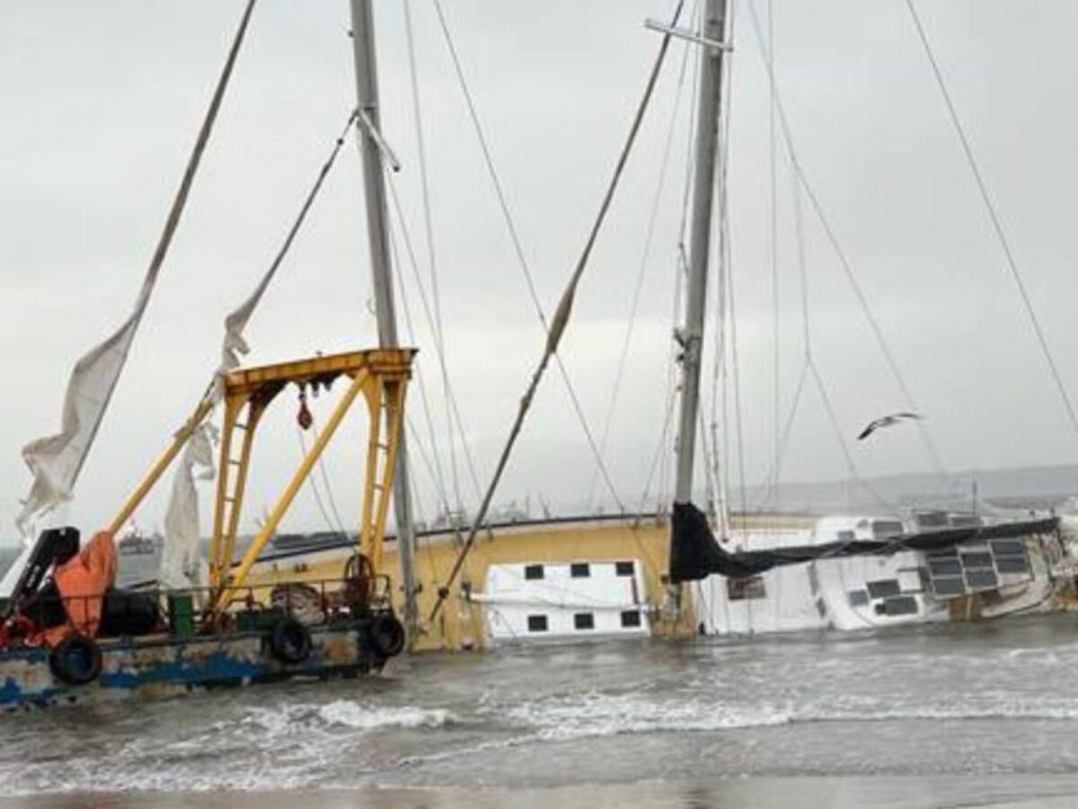 Dos embarcaciones vararon en Quintero debido a fuertes marejadas y lluvia