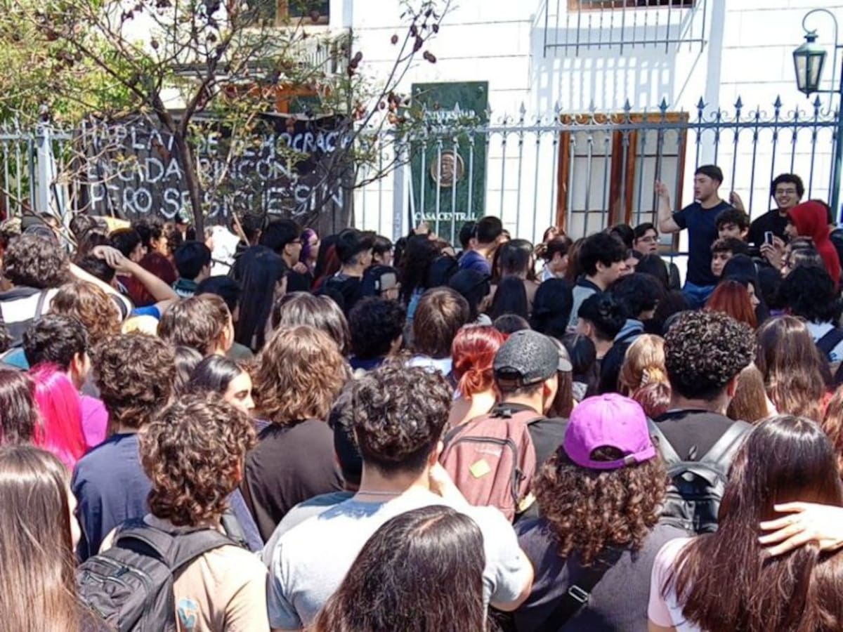 Estudiantes de la UDP inician paro: exigen arreglos en las facultades tras graves daños por las lluvias