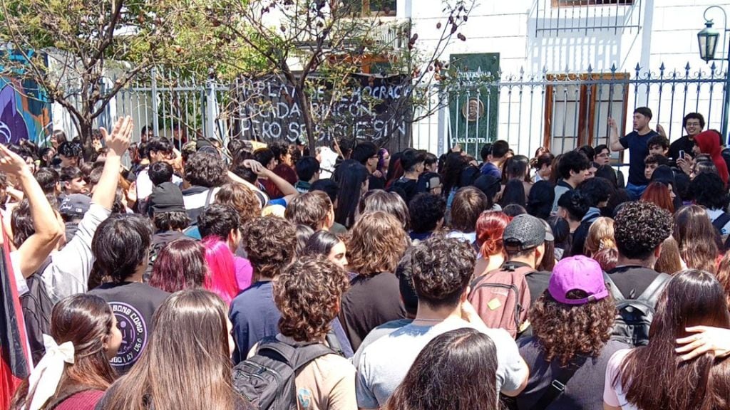 Estudiantes de la UDP inician paro: exigen arreglos en las facultades tras graves daños por las lluvias
