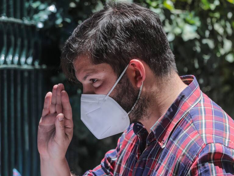 3 de enero del 2022/SANTIAGOEl Presidente Electo, Gabriel Boric, conversa con la gente, antes de retirase del comando en la calle Condell 249, en la comuna de Providencia.
FOTO: SEBASTIAN BELTRAN GAETE/AGENCIAUNO