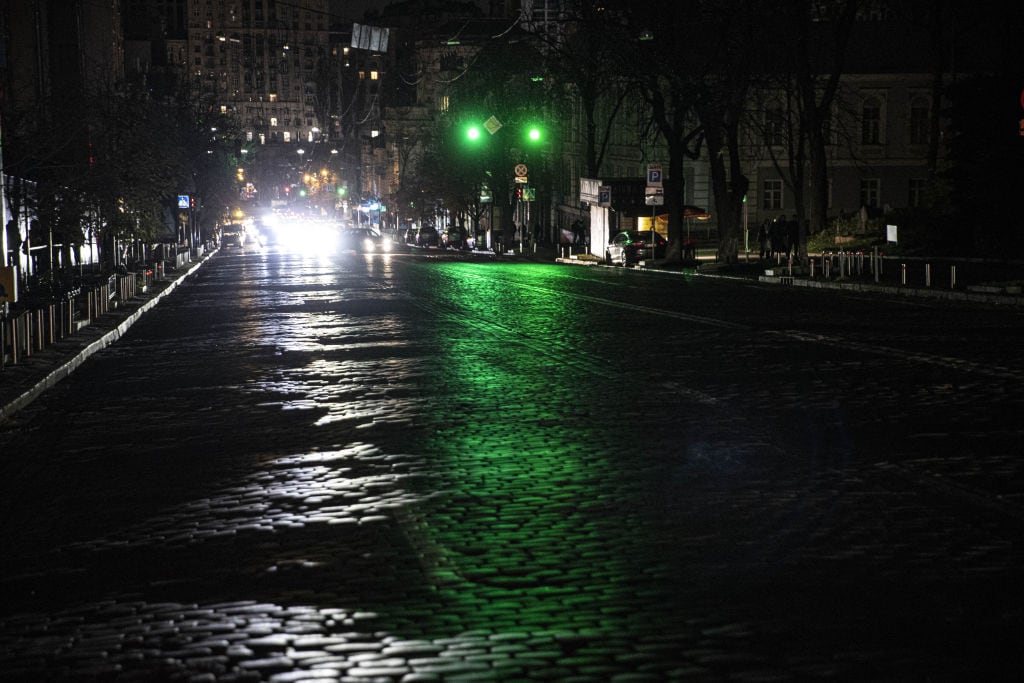 La oscuridad se observa en las calles de la ciudad de Kiev en Ucrania