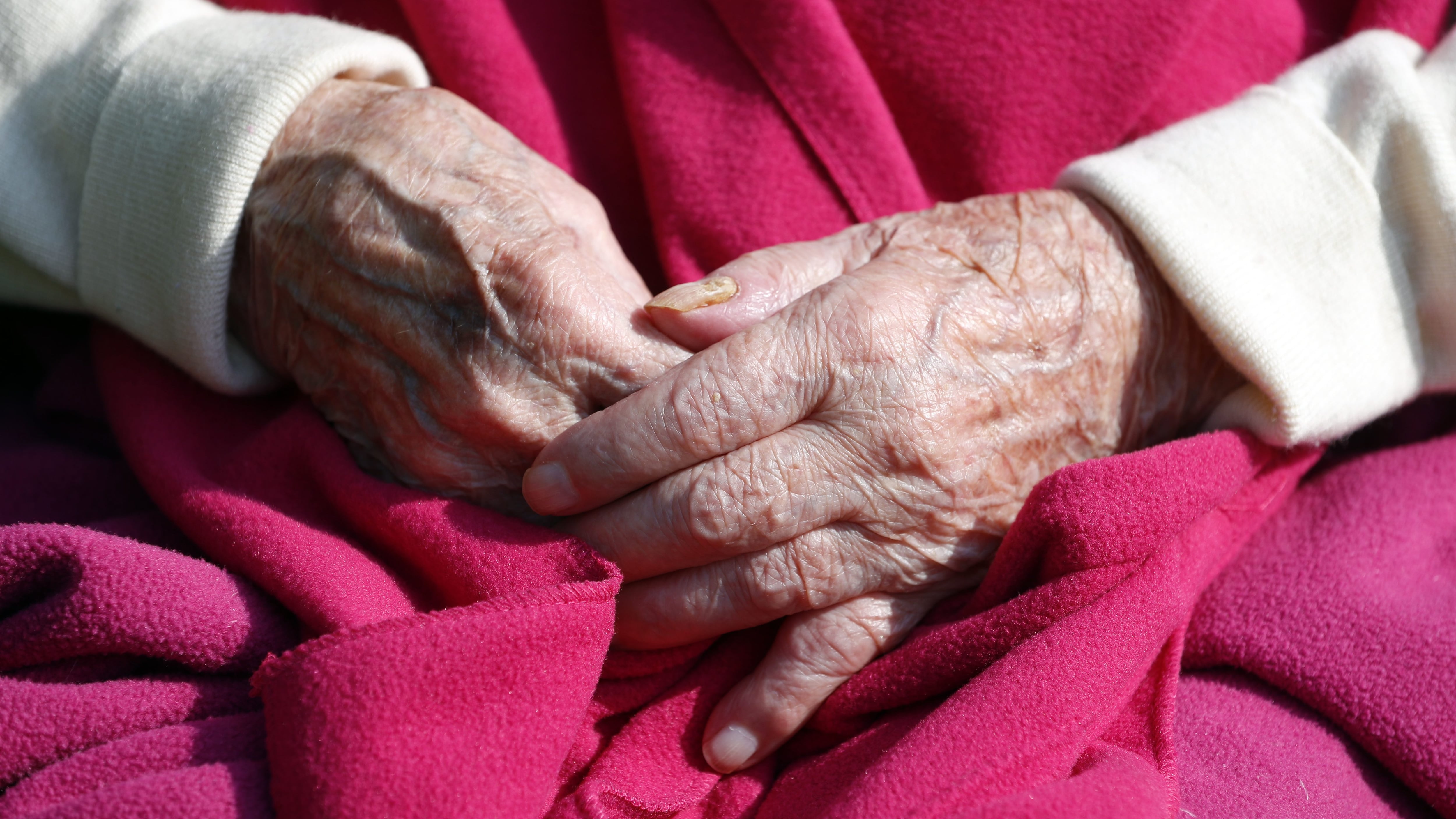 Adulta mayor de 102 años con Alzheimer podría ir a la cárcel por no votar en plebiscitos