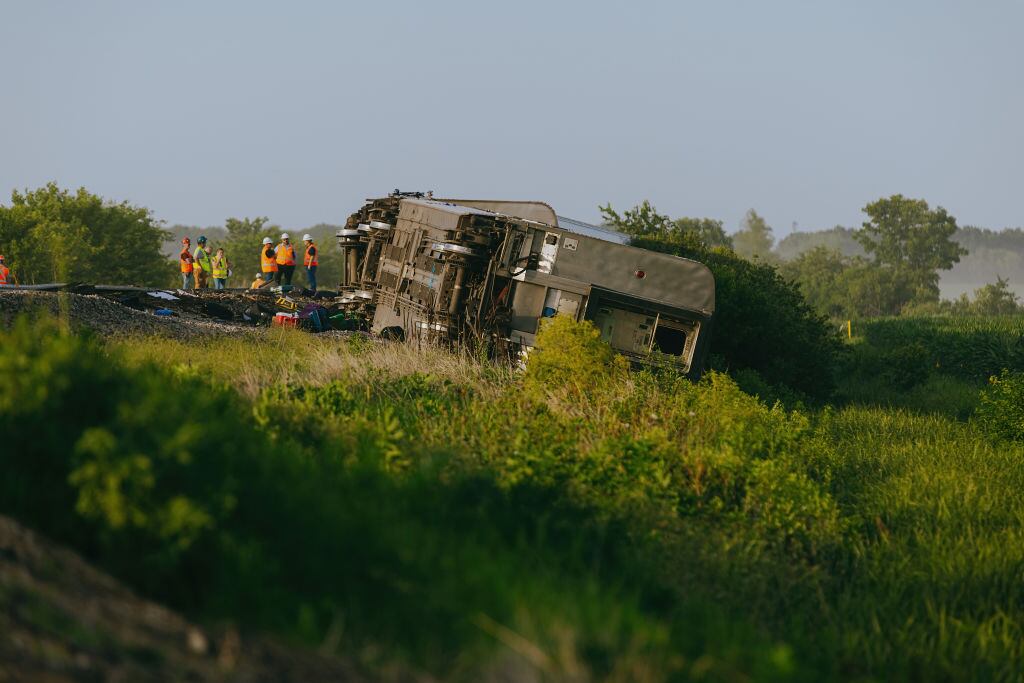 Trabajadores de Amtrak llegan al tren descarrilado que deja tres muertos