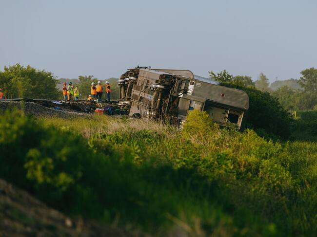 Trabajadores de Amtrak llegan al tren descarrilado que deja tres muertos