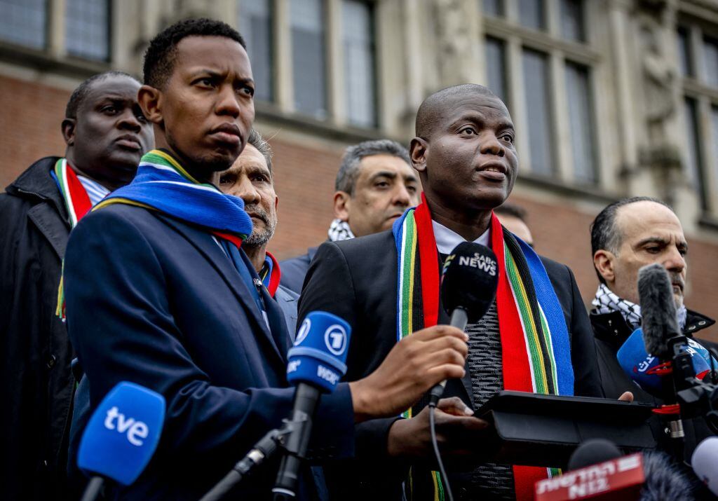 El ministro de justicia de Sudáfrica, Ronald Lamola, habla con la prensa a las afueras de la Corte Internacional de Justicia de La Haya en Países Bajos.