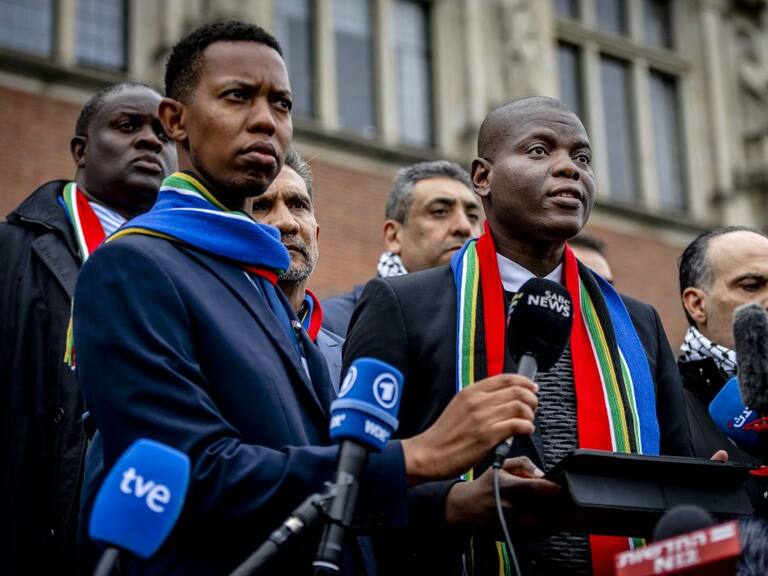 El ministro de justicia de Sudáfrica, Ronald Lamola, habla con la prensa a las afueras de la Corte Internacional de Justicia de La Haya en Países Bajos.