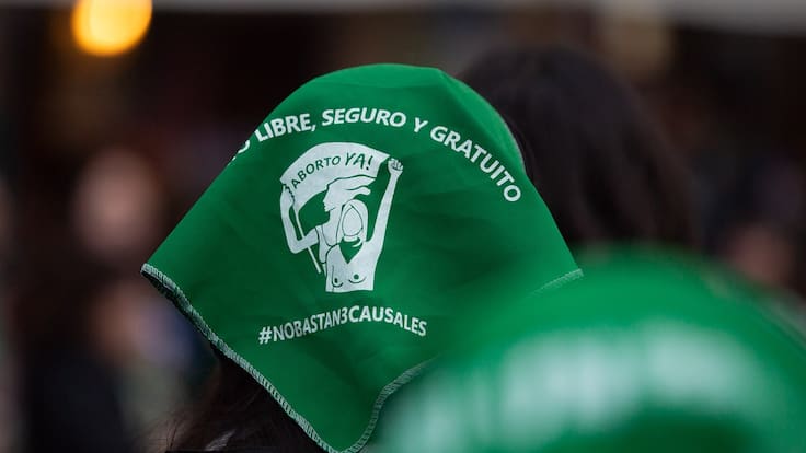 ‘Pañuelazo’ en Plaza Italia: Movimiento feminista se moviliza contra el proyecto “Escucha su corazón”