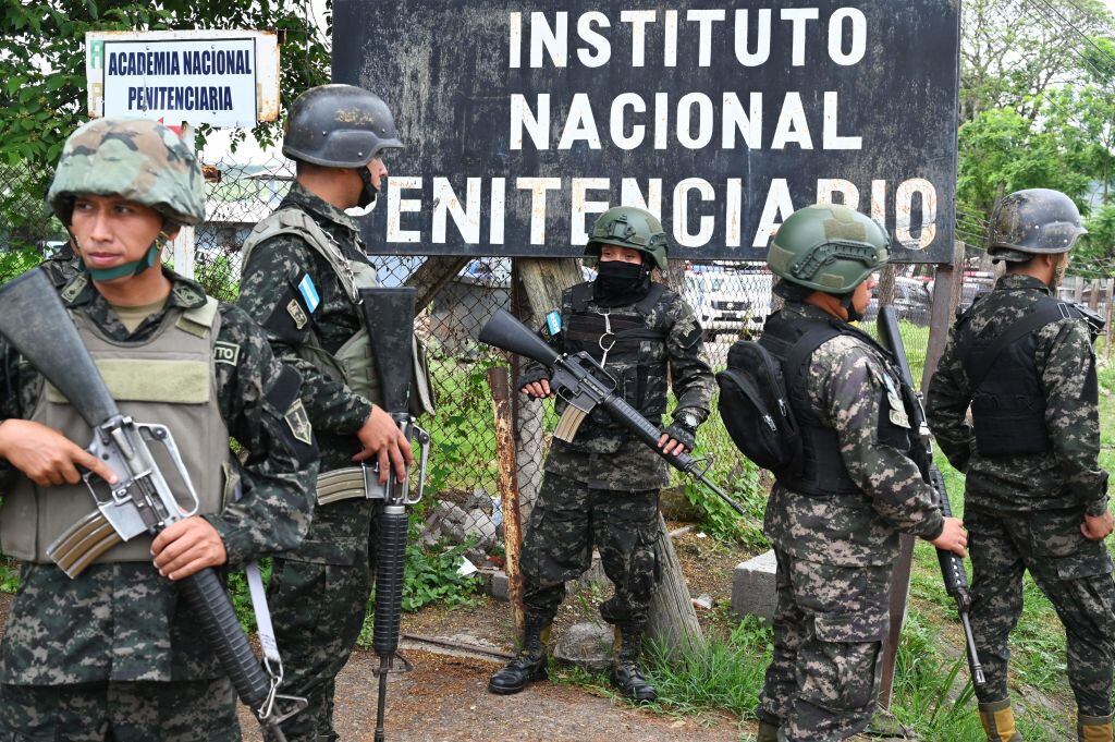 Soldados de Honduras vigilan el perímetro de una cárcel en Tegucigalpa