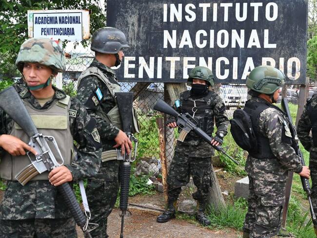 Soldados de Honduras vigilan el perímetro de una cárcel en Tegucigalpa