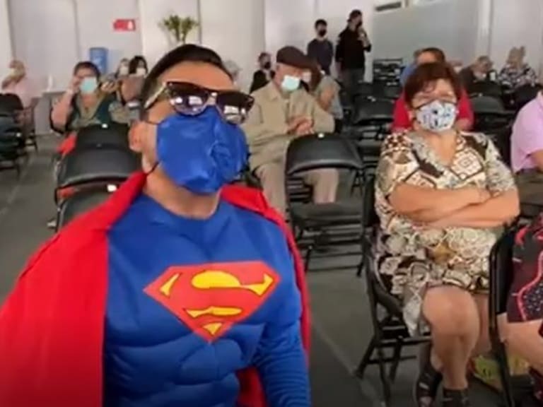 Nieto se disfrazó de Superman para acompañar a su abuela a recibir segunda dosis de vacuna contra el Covid-19: «Su símbolo en sí es esperanza»