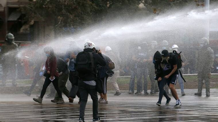 27 de Abril de 2020/SANTIAGO Un carro lanza agua dispersa a un grupo de Manifestantes , durante los Incidentes leves que se registran a esta hora en Plaza Italia.
FOTO:CRISTOBAL ESCOBAR/AGENCIAUNO