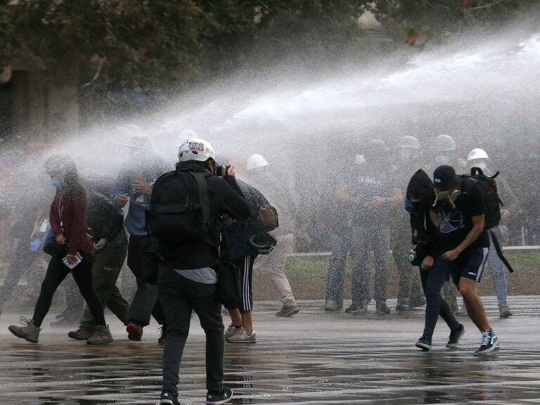 27 de Abril de 2020/SANTIAGO Un carro lanza agua dispersa a un grupo de Manifestantes , durante los Incidentes leves que se registran a esta hora en Plaza Italia.
FOTO:CRISTOBAL ESCOBAR/AGENCIAUNO