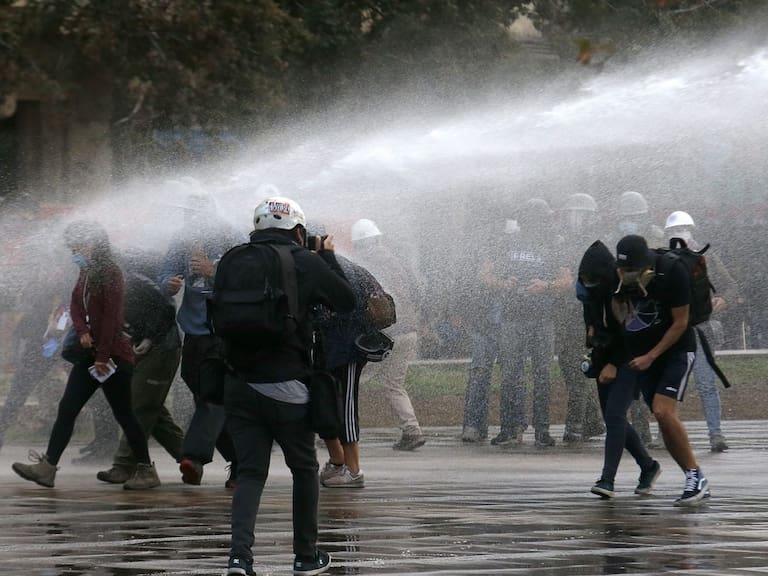 27 de Abril de 2020/SANTIAGO Un carro lanza agua dispersa a un grupo de Manifestantes , durante los Incidentes leves que se registran a esta hora en Plaza Italia.

FOTO:CRISTOBAL ESCOBAR/AGENCIAUNO