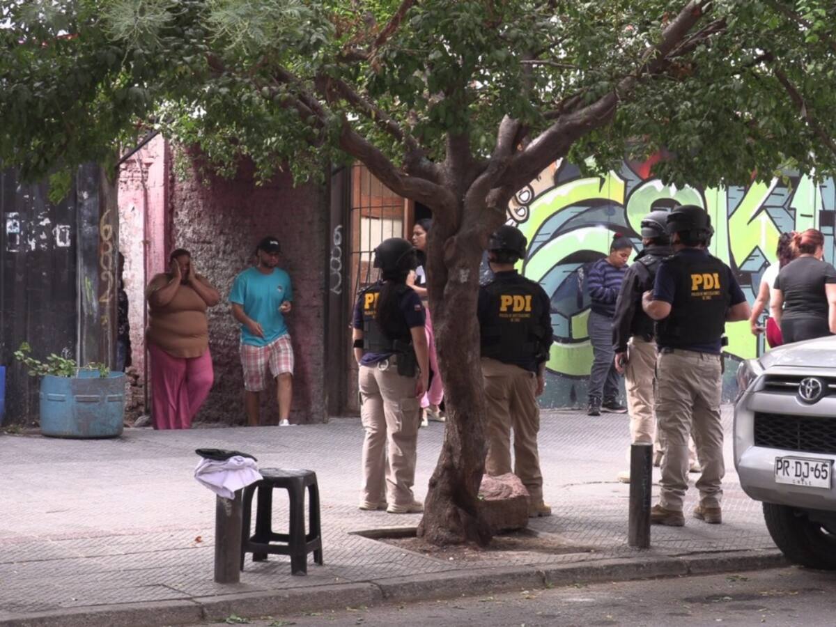 Desalojan casa N°50 en Santiago tomada hace dos años: cinco personas fueron encontradas “carreteando” durante el operativo