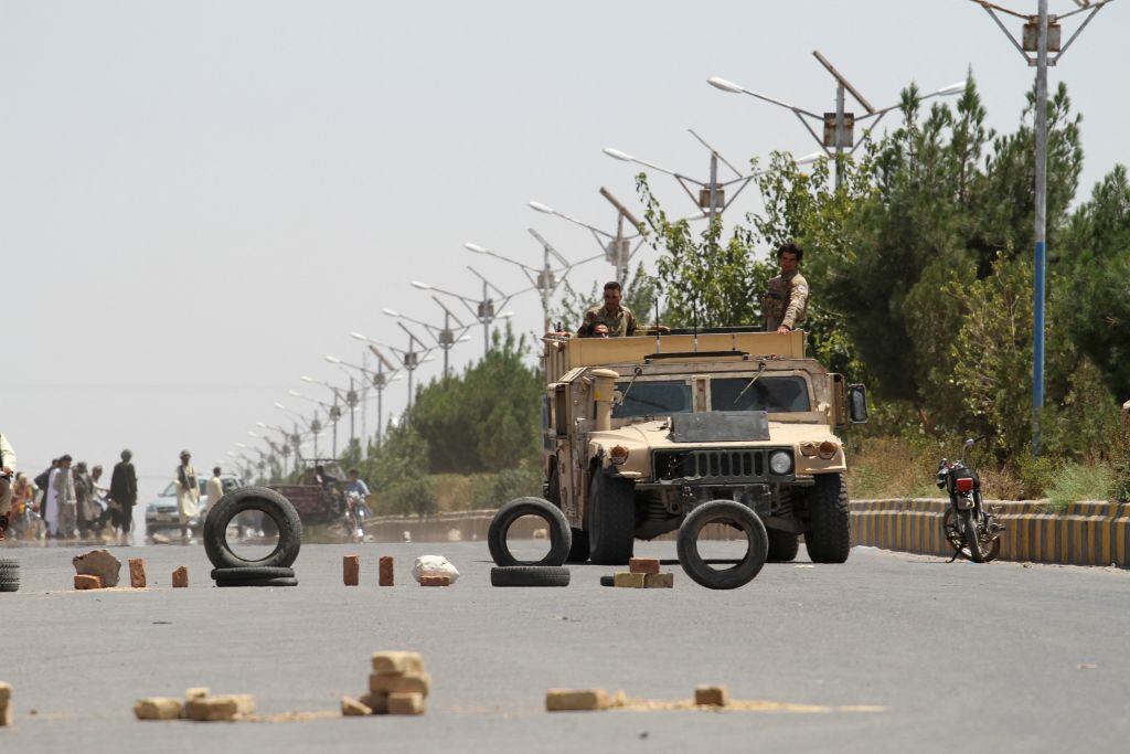Militares afganos se despliegan a las afueras de Herat