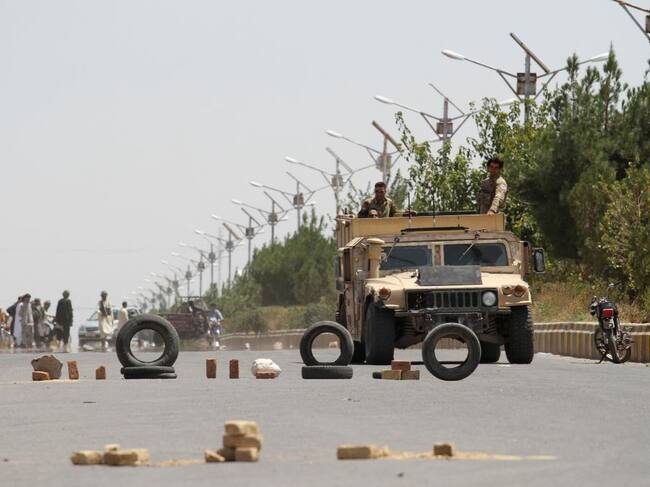 Militares afganos se despliegan a las afueras de Herat