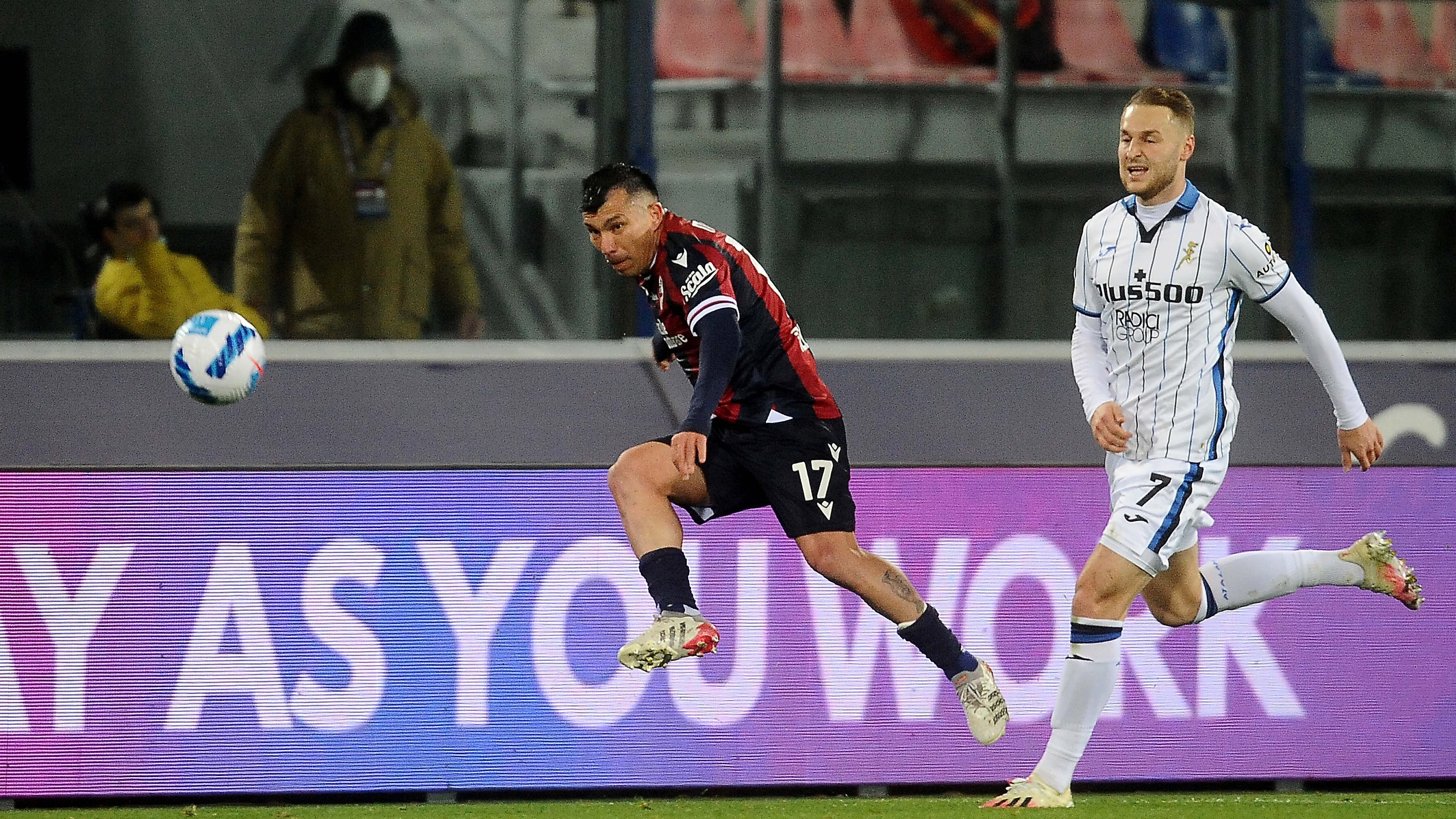 Gary Medel fue titular en derrota del Bologna ante el Atalanta