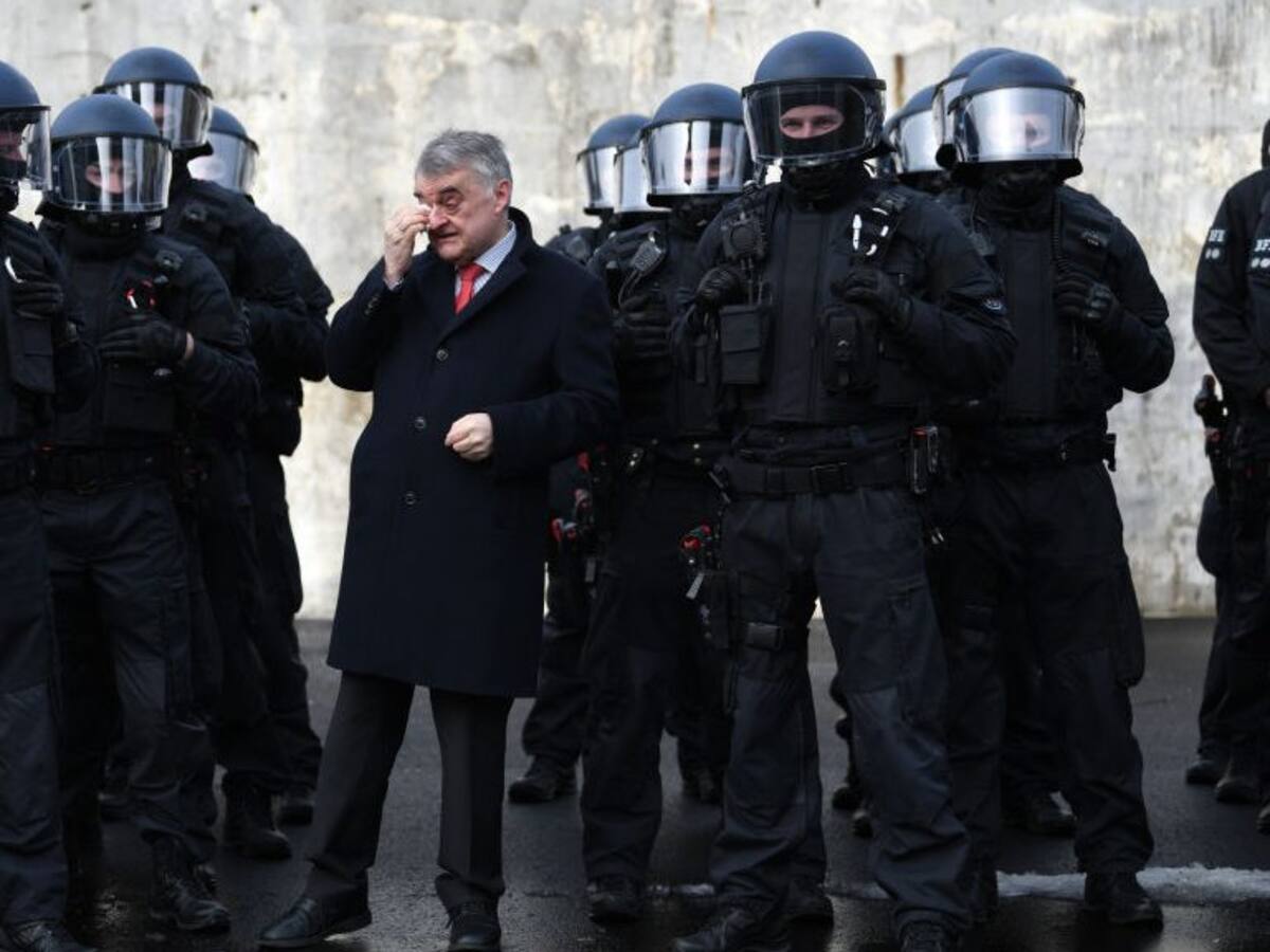 29 policías alemanes fueron suspendidos de sus servicios por compartir imágenes neonazis