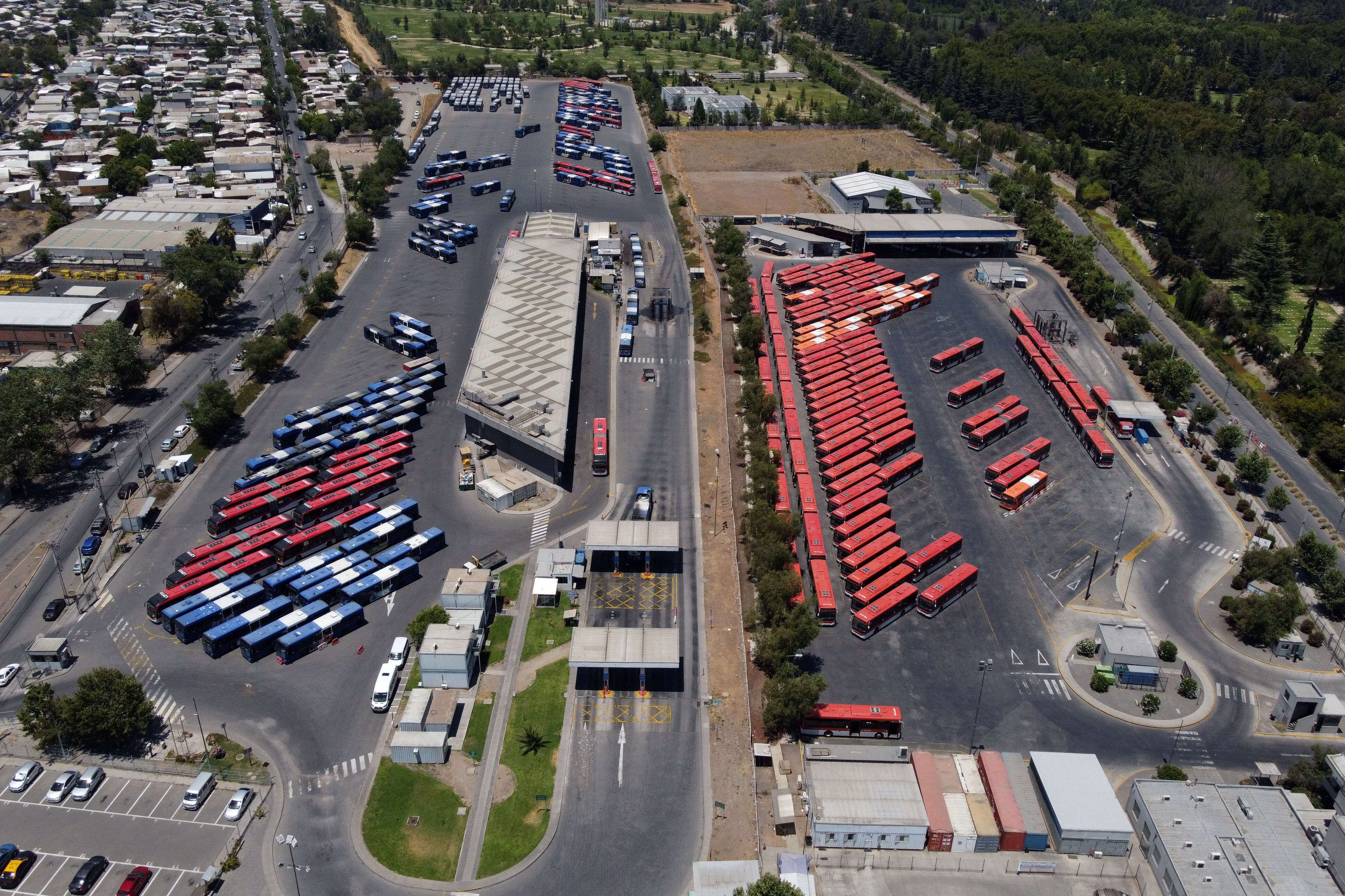 Vista aérea del terminal de buses de la empresa Subus de Huechuraba, durante la tarde de elecciones. Foto: Agencia Uno