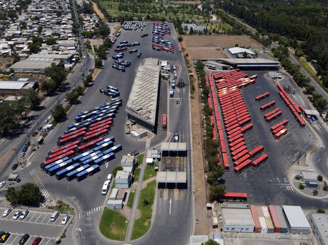 Vista aérea del terminal de buses de la empresa Subus de Huechuraba, durante la tarde de elecciones. Foto: Agencia Uno